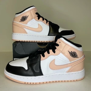 Jordan 1 Mid Crimson Tint  - Jordan 1 Mid Crimson Tint //// Skick: 10/10 Helt nya, oanvända /// Storlek: 38 /// Kvitto finns som äkthetsgaranti /// Referenser finns! 