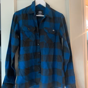 Dickies - Flanellskjorta BLÅ - oanvänd dickies flanellskjorta 