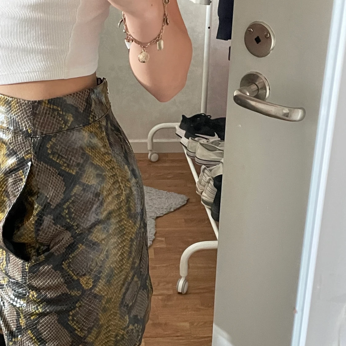 ”En skinnkjol från NA-KD” Strl. 34 - 90