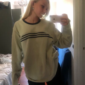 Adidas sweatshirt!  - Suuupersnygg adidas sweatshirt köpt på humana för ett tag sen. Bra skick! Säljer då den en kommer till användning. Osäker på storlek men skulle gissa på typ M/L, sitter oversized på mig som har xs/s typ och är 167 cm. Pris kan diskuteras! Möts upp i Stockholm eller fraktar. Skriv om du har nån fråga! ❤️
