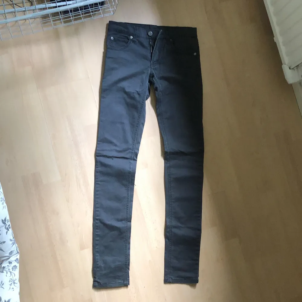 Skinny jeans 26/34 zip low satin . Jeans & Byxor.
