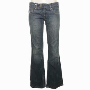 levis jeans med jättefina detaljer, passar bäst S/ liten M (frakt tillkommer)