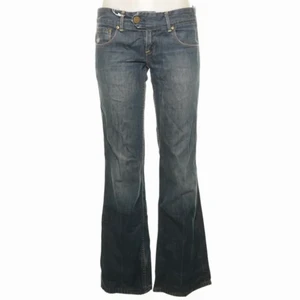 Levi’s jeans - levis jeans med jättefina detaljer, passar bäst S/ liten M (frakt tillkommer)