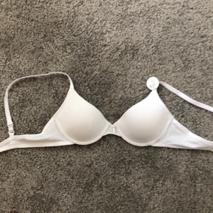 Vit BH från Lindex - Denna vita BH är storlek 70B, säljer den pga att den är för liten för mig, den är oanvänd, original pris är 150.