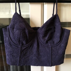 Mörkblå Korsett - Mörkblå topp i korsettstil, nyskick (aldrig använd). Säljer då den är för liten för mig. Säljer även ett par matchande shorts. Kan mötas i Uppsala eller skicka (frakt 48kr + 10kr kostnadstillägg om SafePay önskas). Se min profil för fler fina plagg.