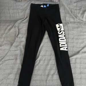 Adidas tights - Knappt använda☺️ köpt på adidas.se
