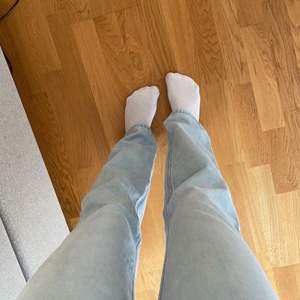 Ljusblåa raka jeans i bra skick från weekday. Säljer pga de har nu blivit försmå. 