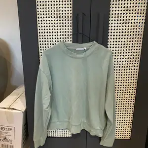 en jätte fin grön sweatshirt från weekday  använd men är i bra skick i st xs men sitter som en s , använder inte längre och hoppas att den kommer för användning hos någon annan , 200kr men pris kan diskuteras och köparen står för frakten :)