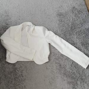 Köpte denna jacka för 1 år sedan från NA-KD, har använt den 2 gånger. Den passar nästan med alla typer av tröjor. 