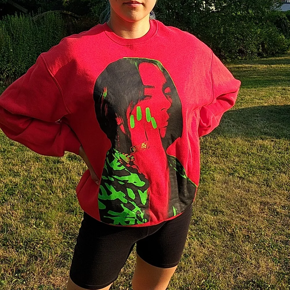 Så ball och snygg sweatshirt, säljs då jag hade velat ha den lite mer oversized. Är i nyskick, har endast testat den.  Hör av dig vid frågor!. Tröjor & Koftor.