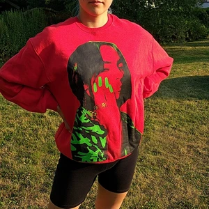 Billie Eilish sweatshirt - Så ball och snygg sweatshirt, säljs då jag hade velat ha den lite mer oversized. Är i nyskick, har endast testat den.  Hör av dig vid frågor!