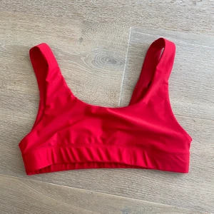 Bikinitopp  - En bikinitopp ifrån Nelly i en stark röd färg ifrån Nelly, Den är sparsamt använd. Den är i storlek L men är liten i storleken så passar även M.