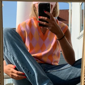 Zara rutig väst - Rosa orange väst från Zara som endast använts en gång-nyskick💃🏼💃🏼 Skicka om något är oklart eller om ni vill ha fler bilder