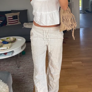 Linne byxor från zara  - Sparsamt använda, helt slutsålda. Säljer vid rätt bud! Storlek S.  Som referens är jag 176 