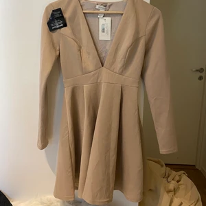 V-Neck Klänning - Från Nelly. Helt ny inte ens testad! 