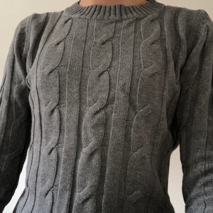 Grå sweater - Tunn grå sweater från gina tricot, perfekt för sommarkvällar 🥺 Felfritt skick