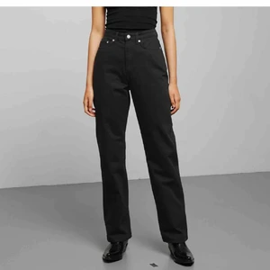 Rowe Extra High Straight Jeans - Säljer mina svarta Rowe jeans från weekday🌈 260kr inkl frakt
