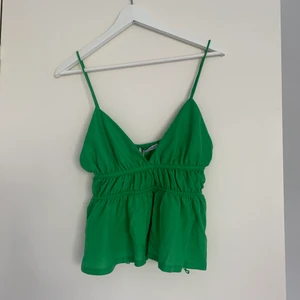Grön topp från zara - Säljer denna fina gröna topp från zara köpt på zara i Frankrike. Lappen är kvar o aldrig använd. Den är i storlek M. När jag köpte den så var det den sista kvar i butiken. 💚💚