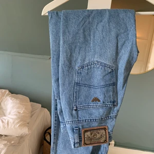 Armani jeans, vintage  - Världens finaste jeans! Säljer då jag aldrig använder jeans och är i behov av pengar. De sitter så snyggt på! Köpta på en vintagebutik för 900 kr så tänker att jag helst inte säljer under 400/500 eftersom de är i så bra skick! Kom med prisförslag! 😊 passar Xs-M beroende på önskad passform! 