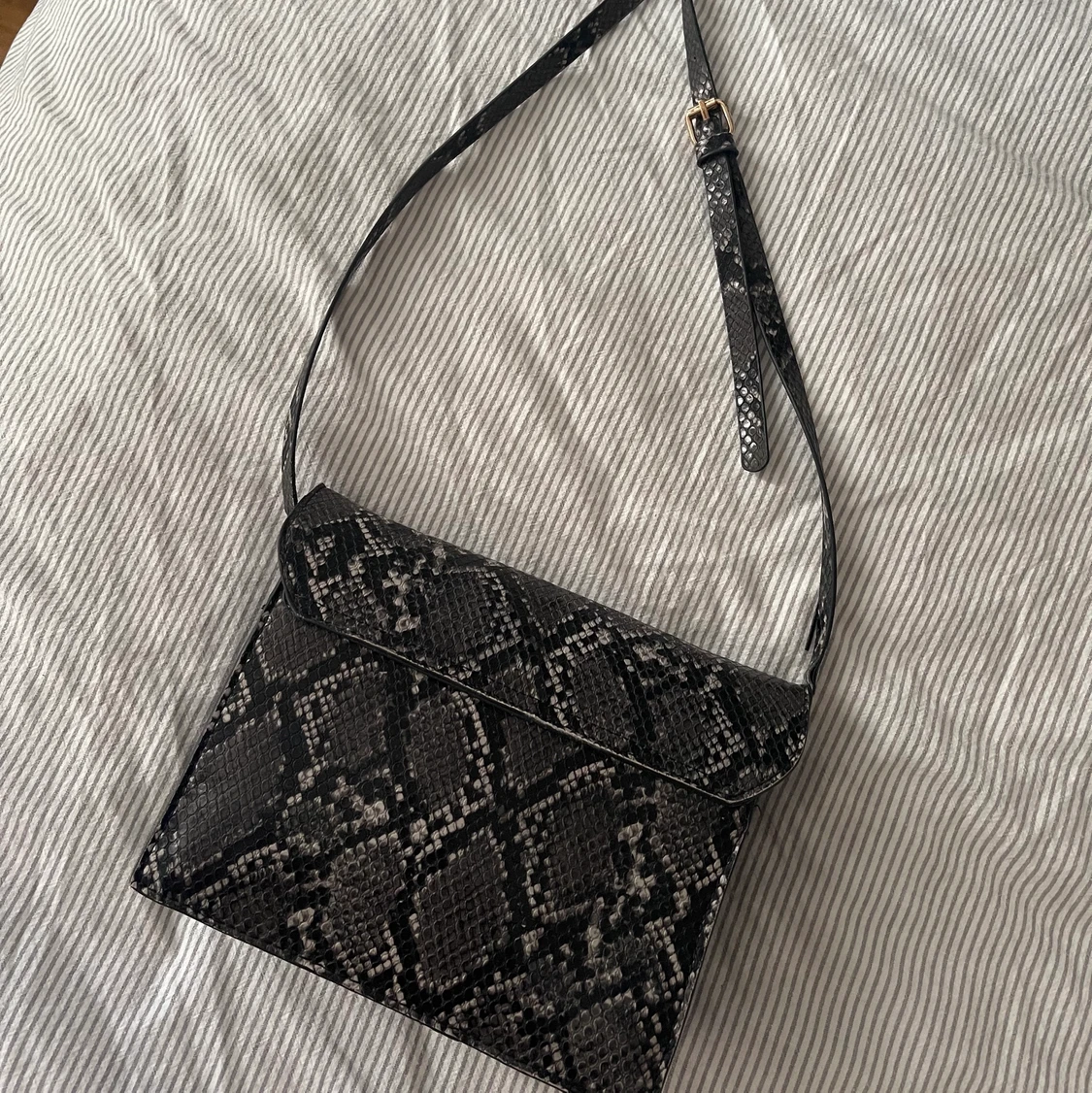 Väska i ”ormskinn” mönster - 90