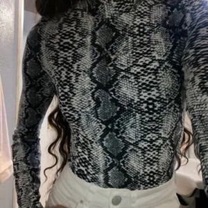 Ormskinn tröja - En tröja ifrån shein (lånade bilder) i storlek S säljer eftersom det inte är min stil längre, fraktas men kan också mötas upp! Nypris ca 69, aldrig använd