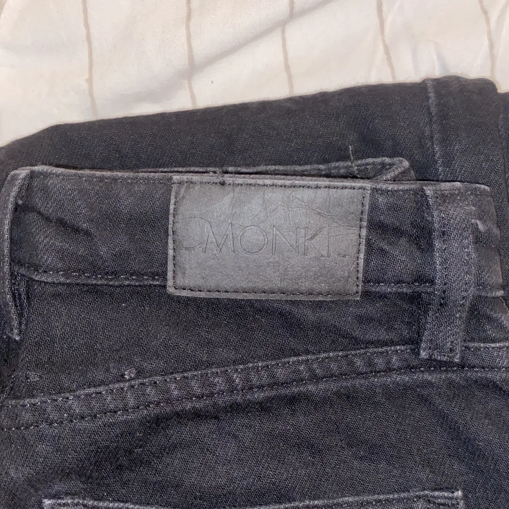 Svarta Yoko jeans från monki använda Max 2-3 ggr🤍 uppsprättade ner till för att bli längre i längden🤍 super bra skick nyköpta för 400kr🤍🤍 . Jeans & Byxor.