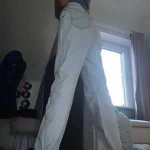vintage baggy ljusblåa jeans - säljer dessa super vintage baggy ljusblåa jeans. dom passar inte mig då dom är för långa (jag är 164cm). superbra skick. köpare står för frakt! <3 💙