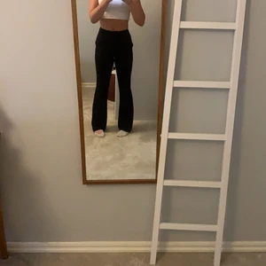 NA-KD kostymbyxor strl 34 - Jag säljer mina kostymbyxor från NA-KD!💘 De är i helt nytt skick med prislappen kvar men jag säljer då ja tyckte de satt lite tajt i låren. Jag köpte dem för 300kr och säljer för 150kr (50%)🏆 köp direkt för 200 + frakt eller buda!