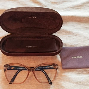 Tom Ford glasögon - Tom Ford båge i jättefint skick. Glaset kan ersättas med en som passar eller solglas! Tillhörande fordran tillkommer.  Nypris: 3125 kr Storlek 57 Modell TF 5435 Bågform: Cat-eye  "Bågen är designad särskilt för äkta powerkvinnor. Den graciösa designen tillsammans med det starka uttrycket förbinds till en klassisk stilfullhet. Med en helramsbåge visar du att satsar full ut. Cat-eye gör att din blick verkar förförisk och hemlighetsfull. FT5435 har på ett sätt även något fräckt. I alla fall kommer du dra till dig uppmärksamhet."