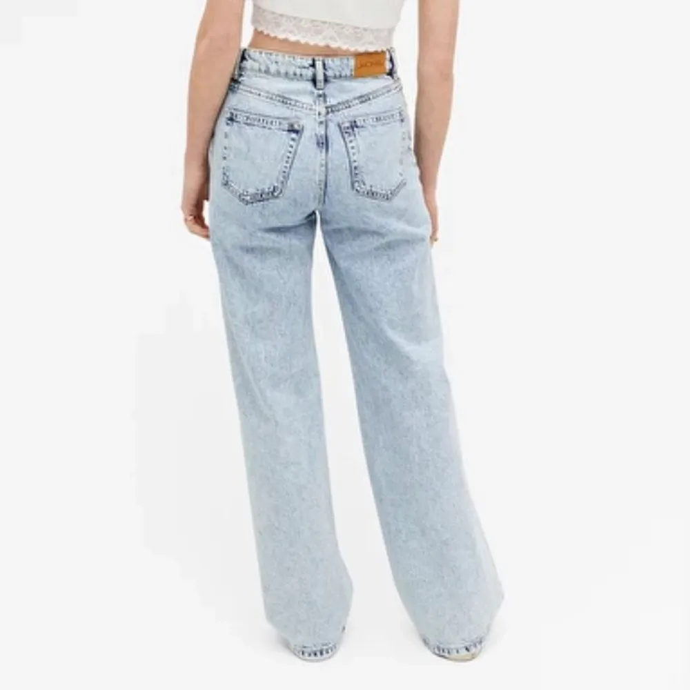 Ljusblå Wide jeans från Monki i modellen Yoko. Storlek 24 aka 32. Säljer pga att dom inte passar. Andvänt kanske 5 gånger så dom är helt som nya💛⚡️Pris kan diskuterad men eftersom dom är som nya vill jag ha minst 200kr för dom. Jeans & Byxor.