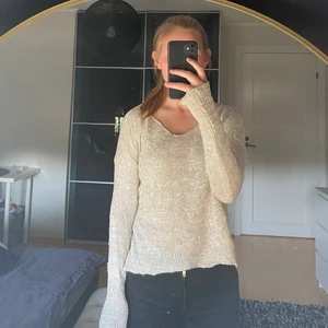 Stickad tröja - En tunn stickad tröja, perfekt för sensommarkvällar eller en höstdag 🌤  Den är från Hollister i storlek XS/S, jag är vanligtvis en S och på mig sitter den lite tightare men den är fortfarande väldigt mjuk och skön ❤️