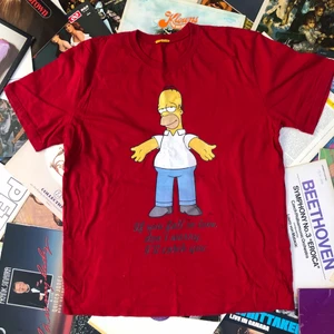 T-SHIRT!! 💿💿 - Över najs Homer Simpsons t-shirt där det står; “If you fall in love, don't worry. I’ll catch you”. Tröjan är i bra skick, det finns några defekter så som att trycket är lite defekt samt så har tagen släppt. Eftersom tagen är borta skulle jag uppskatta att tröjan en L. Tveka inte att höra av dig om du undrar något! ORD: 99kr! ✌🏻💫🌱