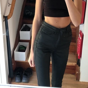 läderbyxor  - snygga läderbyxor men för stora för mig, de är i s och jag brukar ha xs! använd endast någon gång. jag är 172cm och tycker de är något korta på mig