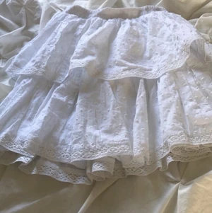 Vit kjol, från shein, storlek 152/XS - Kjolen är använd fåtal gånger och säljs eftersom jag har en annan jag får mer användning av. Köpte kjolen förra sommaren så vet inte priset men skulle tro runt 100kr. Kontakta för fler bilder😊