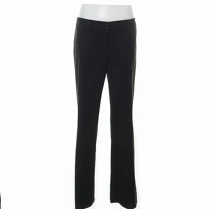 Lågmidjade raka kostymbyxor (esprit) - Snygga lågmidjade kostymbyxor från esprit i storlek 38. Raka i modellen. Har lånade bilder men om du önskar fler är det bara att säga till. Möts upp i huddinge eller fraktar. (Köparen står för frakten)💓✨ Har även ett par i storlek 36 i min profil! Midjemått: 80cm ungefär Innerbenslängden: 83cm