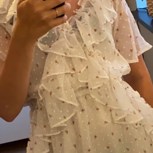 Blommig klänning  - Säljer denna blommiga klänningen, använd ett par gånger! 💛 Jätte fin och skönt material!! 🌸💛🌵