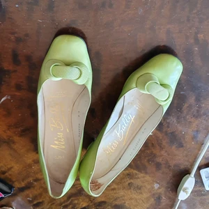 50 tals summer skor - Säljer min söt 50 tals grön skor som jag köpte I sekond hand lite dyrt och de är I bra skick och passar 37.5_ 38 och matcherar med allt. Finns fler bilder och bud I kommenterna 