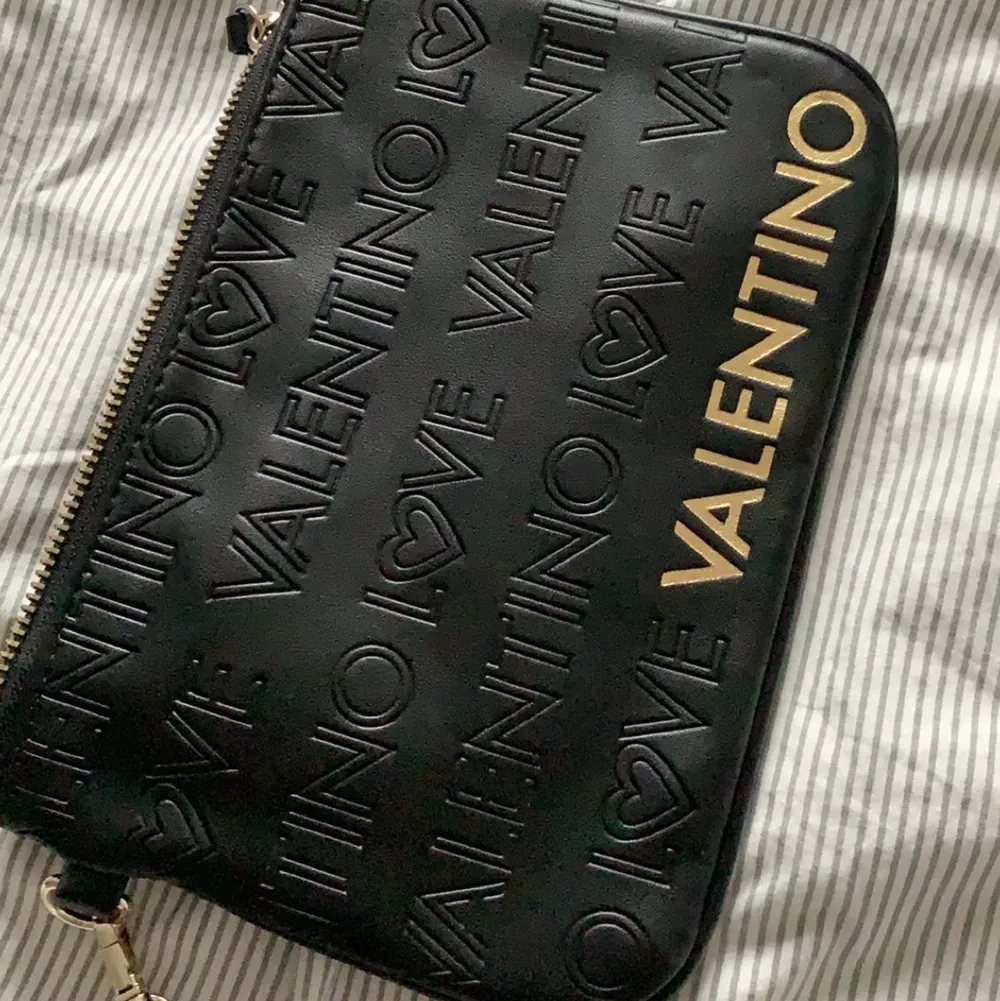 Valentino necessär som går att använda som handväska också, aldrig använt . Accessoarer.