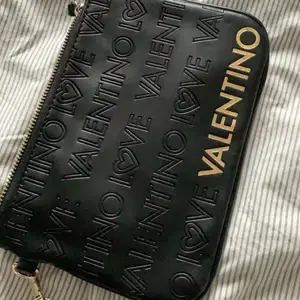 Valentino necessär som går att använda som handväska också, aldrig använt 
