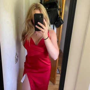 Klänning  - Oanvänd klänning, format kroppen fint!🥰