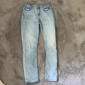 Ljusblåa momjeans - Säljer dessa ljusblåa momjeans med silverknapp och resår i midjan. Jeansen har fickor både fram och bak. Har används ganska mycket men är fortfarande i bra skick. 