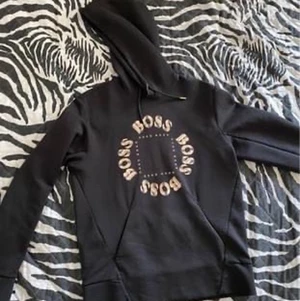 HUGO BOSS  - Den är ny kvitto finns med att få. Jätte skönt material på den 10av10 passar till det mesta 