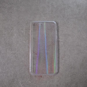 iPhone skal - Superfint transparent iphoneskal med holographic-reflections! Finns i flera storlekar så skriv för att se om din storlek finns kvar!💕
