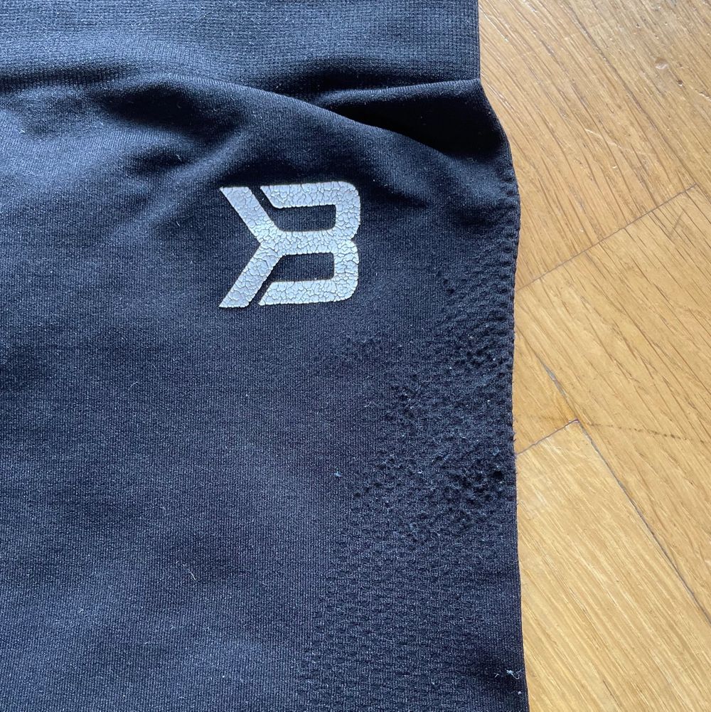 Better Bodies populära Rockaway leggings i storlek S. Använda två gånger. Nypris 499:- lite noppriga på vänster höft och höger lår, men knappt märkbart. Super high waist och skönt material som andas bra. Köparen betalar frakt. Kan mötas upp i Göteborg. I hemmet finns en hund (leggingsen är såklart nytvättade, men bra att veta för allergiker). Jeans & Byxor.