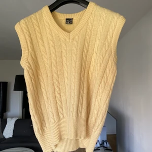 Stickad Gul Väst - Jättefin väst, knappt använd, köpt på Humana! 