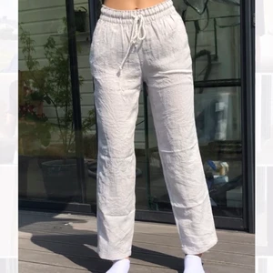 Linnebyxor - Fina somriga beiga linnebyxor från HM💐 Är 172cm lång. Är inte 100% säker på att sälja så buda gärna❤️ Bara å skriva för fler bilder eller frågor💕
