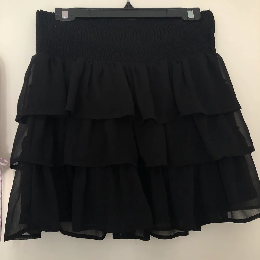 superfin kjol från vero moda, har använts en del men fortfarande i bra skick💕💞 strl s men passar både mindre och större. Kjolar.