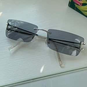 Y2k solglasögon  - Köpte dessa från Asos (slutsålda). Istället för att skicka tillbaka så säljer jag dom hör istället!! Formen passade bara inte mig:))