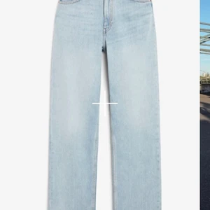 Monki taiki jeans - Säljer 2 jeans i olika färger men båda är i monkis modell taiki. Båda är i storleken 24. ( de i den mörkare färgen har en liten slitning på innerlåret, skriv priv om ni vill ha bättre bilder ) säljer de för 120kr st + frakt eller båda för 200
