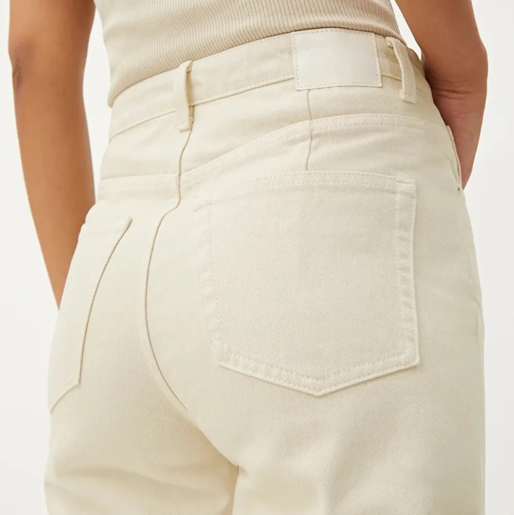 Vita Weekday ACE jeans❤️‍🔥 Sitter skitsnygg och knappt använda så i nyskick! Lite vitare i färgen irl🧚‍♀️ W29 L32, alltså typ M med lite längre ben 💌Nypris 500kr, säljer för 335kr + 45kr för frakt. Jeans & Byxor.